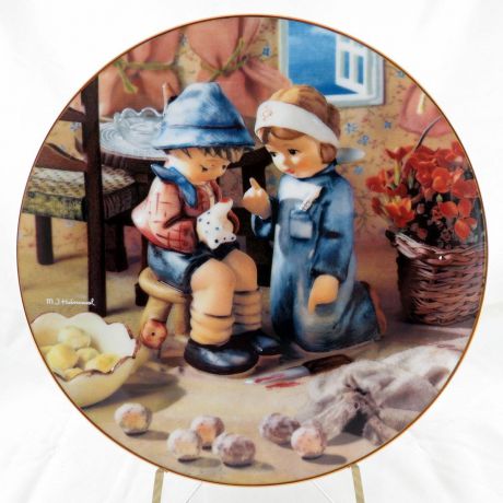 Декоративная тарелка Danbury Mint "Маленькие Компаньоны: Нежная Любовь и Забота". Фарфор, деколь. США, Берта Хуммель (Hummel), 1990