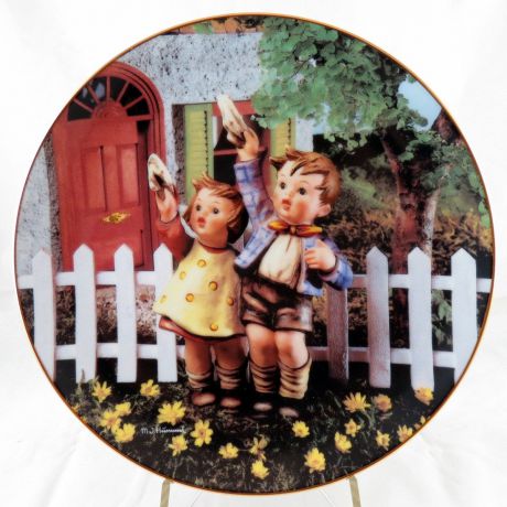 Декоративная тарелка Danbury Mint "Маленькие Компаньоны: Возвращайся скорее". Фарфор, деколь. США, Берта Хуммель (Hummel), 1990