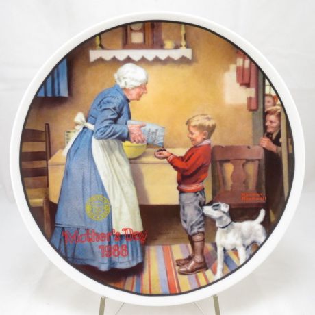 Декоративная тарелка Knowles "День матери 1986: Набег на Запасы". Фарфор, деколь. США, Норман Роквелл, 1986