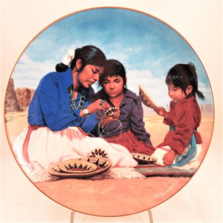 Декоративная тарелка The Hamilton Collection "Гордые индейские семьи: Изучая Премудрость и Силу Плетения Корзины". Фарфор, деколь, золочение. США, Кеннет Фриман, 1991