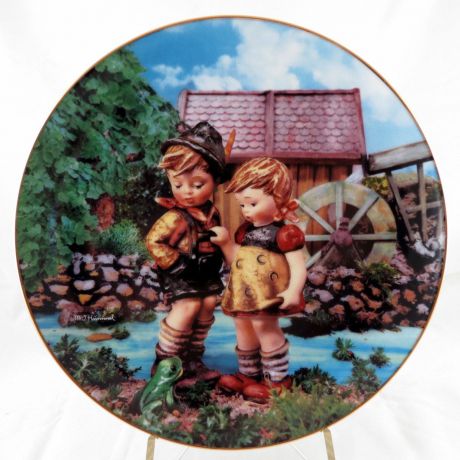 Декоративная тарелка Danbury Mint "Маленькие Компаньоны: Кто Это Там, Внизу?". Фарфор, деколь. США, Берта Хуммель (Hummel), 1990