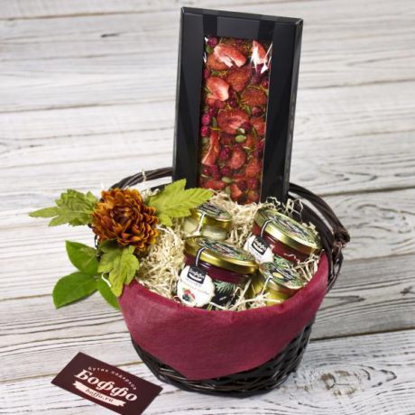 Подарочный набор в корзине "Изысканный медовый подарок с шоколадом"