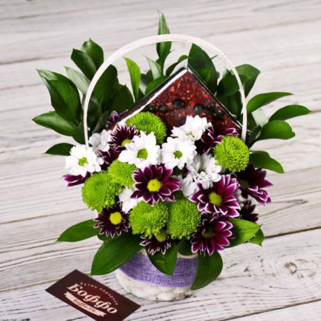 Подарочная композиция из цветов "Комплимент в нежно-сиреневых тонах с шоколадом" в корзине