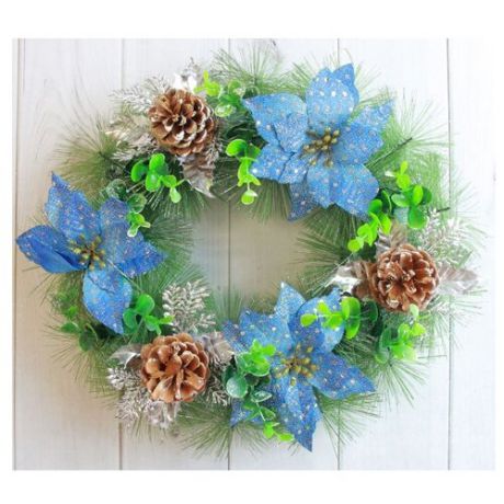 Венок Зимнее волшебство новогодний с синими цветами и шишками 2372104 d=30 см, коричневый/зеленый/синий