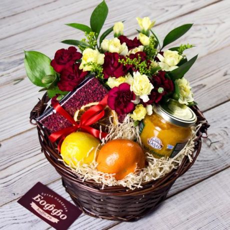Подарочная композиция из цветов "Ароматная сладкая Греция" со сладостями и фруктами в корзине
