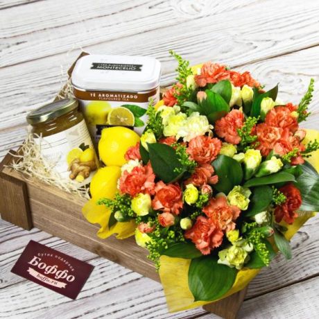 Подарочная композиция из цветов "Лимонно-имбирный чай" со сладостями и фруктами в деревянном ящике