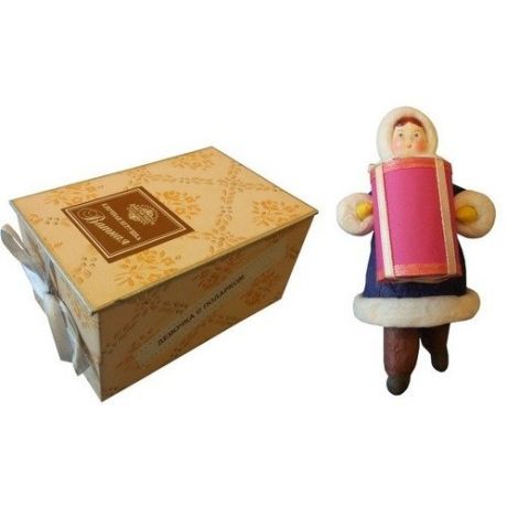 Коробка с ватной игрушкой малой "Девочка с подарком"