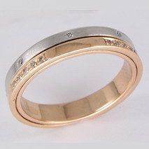 Обручальное кольцо SOKOLOV из комбинированного золота с алмазной гранью с бриллиантами
