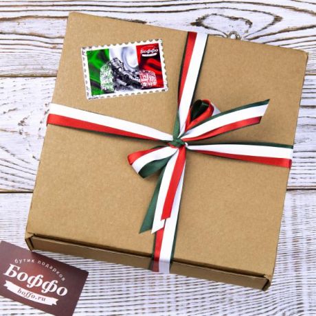 Коробка фирменная для упаковки подарков "Итальянская" (22 х 22,5 х 7 см)