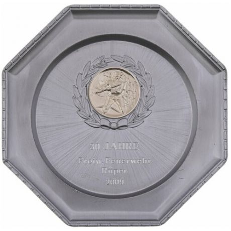 Тарелка настенная восьмиугольная, с гравировкой и медальоном в честь тридцатилетия пожарной части, олово, Германия, 2009 г.