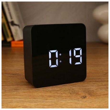 Часы-будильник электронные с календарём и термометром, 3 ААА, от USB, 10.5х10.5х4.5 см 4731578