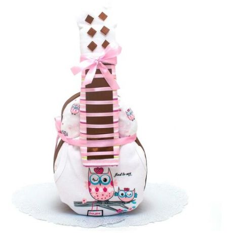 Оригинальный торт из подгузников в форме гитары "Совушки" на день рождения малыша и выписку из роддома, с детской одеждой и атласным декором ручной работы в розовых и белых тонах