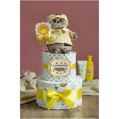 Нежный торт из памперсов и пеленок "Кот в пижаме" для новорожденного мальчика или девочки, с мягкой игрушкой Кот Басик, с желтыми атласными лентами и табличкой с солнышком, двухъярусный