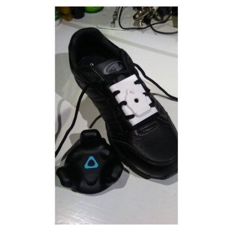 Крепление HTC Vive Tracker на шнурки ботинок