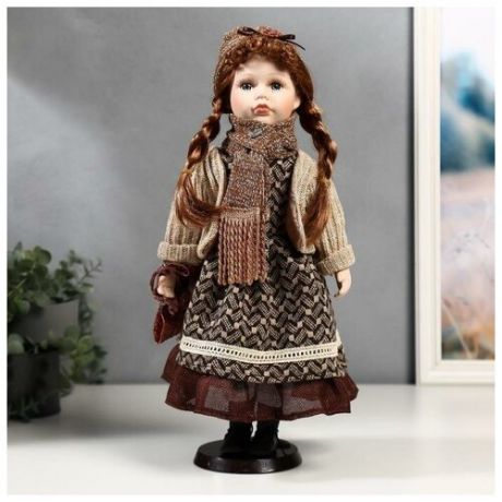 Кукла коллекционная керамика "Нина в коричневом платье и бежевом свитере" 40 см 4822720 .