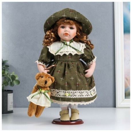 Кукла коллекционная керамика Леночка в оливковом платье и шляпке, с мишкой 30 см