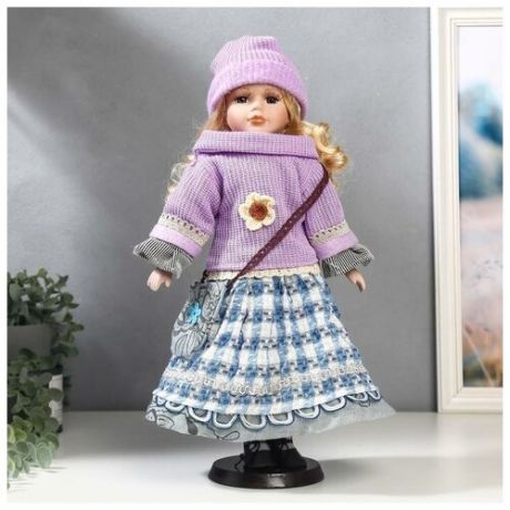 Кукла коллекционная керамика "Блондинка с кудрями, сиреневый свитер и шапочка" 40 см