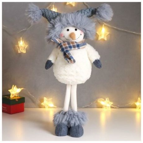 Кукла интерьерная "Снеговичок в серой вязаной шапке с мехом и помпонами" 49х11х18 см 6260143