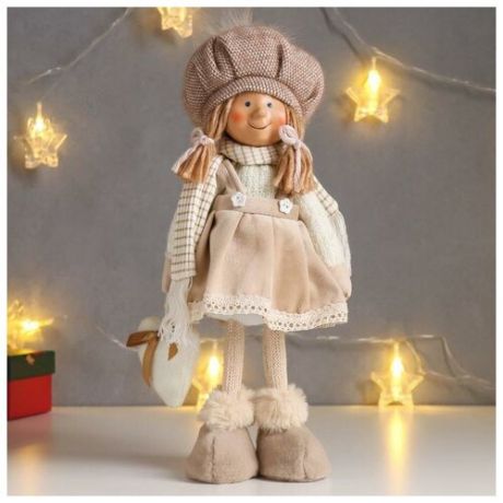 Кукла интерьерная "Малышка с хвостиками, бежевый сарафан и шапка, с сердцем" 36 см