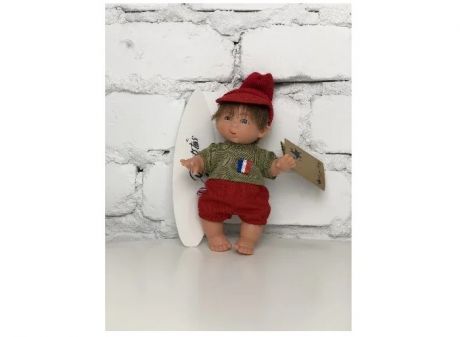 Куклы и одежда для кукол Lamagik S.L. Пупс Супер-мальчик в красных шортах и шапке 18 см