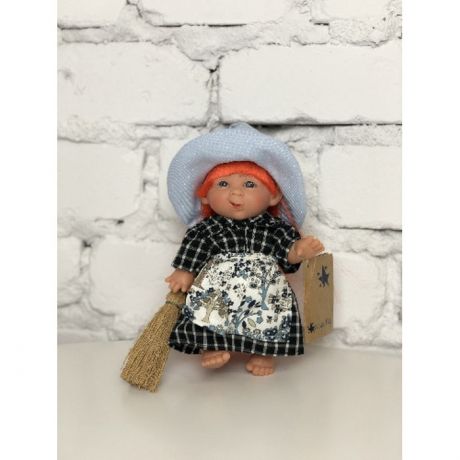 Куклы и одежда для кукол Lamagik S.L. Пупс-мини Ведьмочка в клетчатом платье и голубой шляпе 18 см